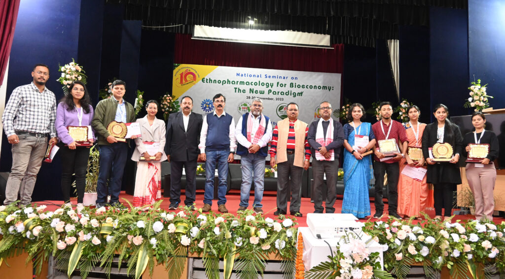 Figure 3: Dignitaries and awardees of theYoung Ethnopharmacologist competition during the 10th Convention of SFE India